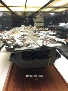 USS Enterprise, primer portaaviones nuclear del mundo, con 342 m de eslora, 78.4 m de manga y 12 m de calado